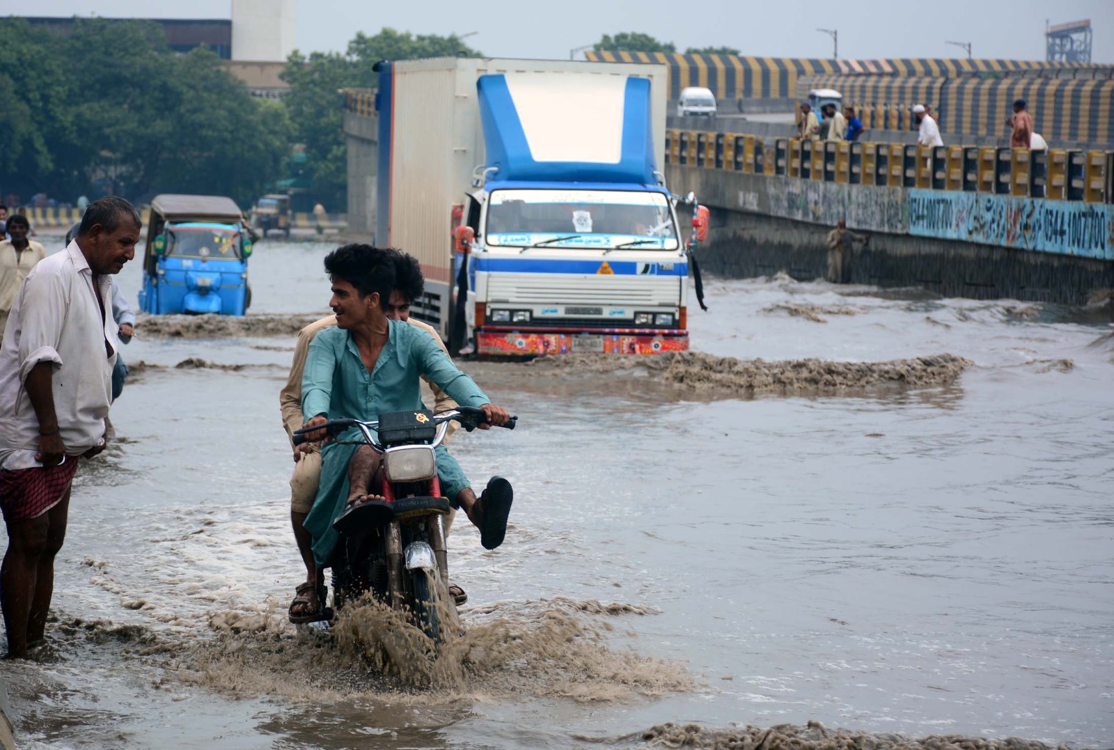 Karachi’s Monsoon Chaos: Streets Submerged, Neighborhoods in the Dark