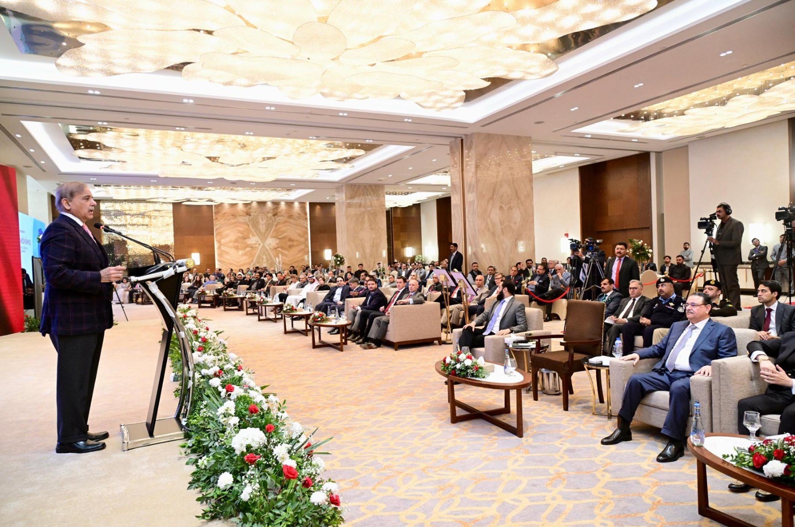 PM Shehbaz Sharif Pledges Economic Growth and Ease of Business