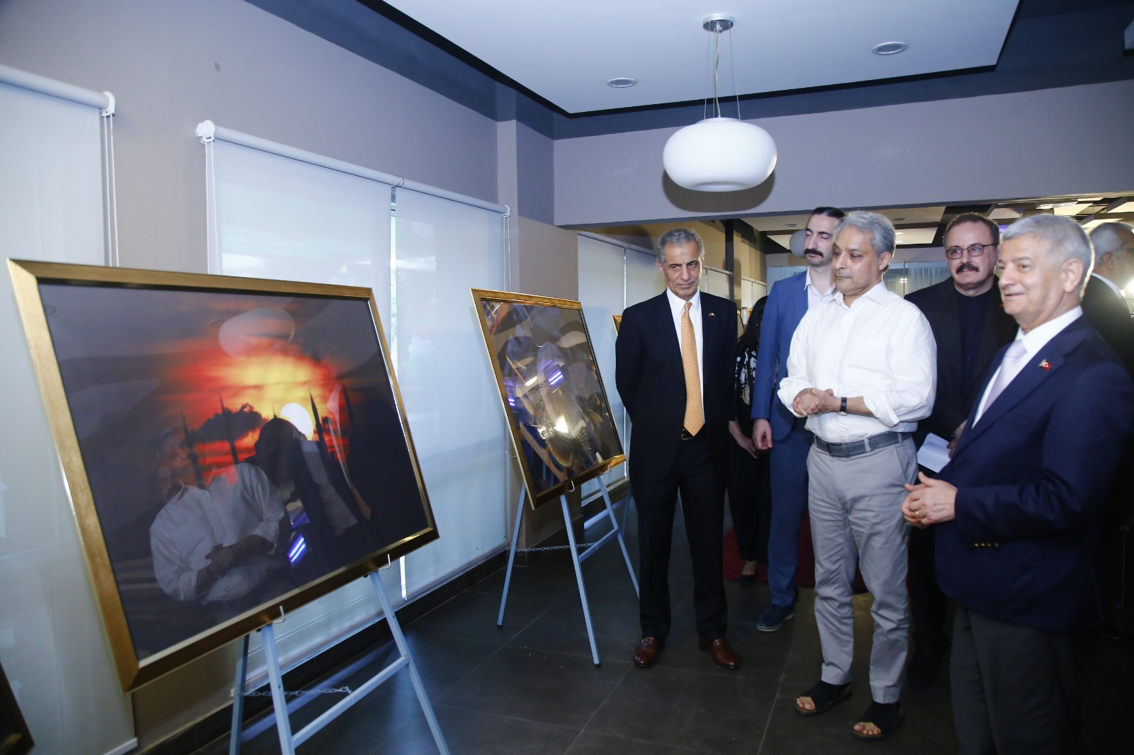 Photography Exhibition by Turkish Calligrapher Mehmed Özçay Opens in Karachi