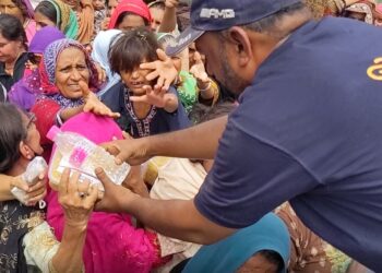 Dr. Anosh Ahmed Distributes Free Meals at Jinnah Hospital in Memory of Late Father