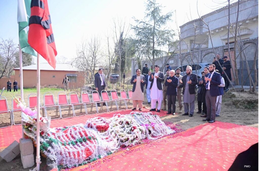 PM Shahbaz Sharif Sharif also visited the grave of Lt Col Gul Faraz, offered Fateha and prayed for the elevation of his ranks in Jannah.
