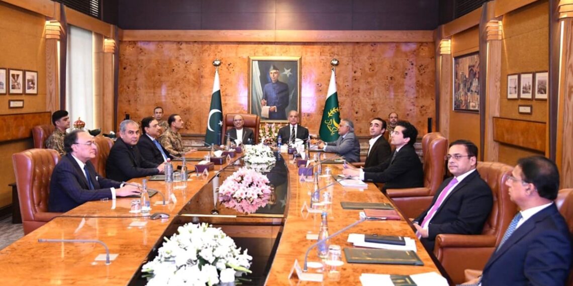 Pakistan Reviews Energy, Economic Challenges Amid Oil Crisis