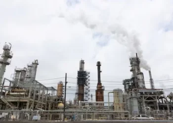A coal-fired power plant releasing emissions as global carbon emissions increased in 2025.