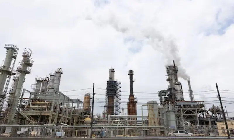 A coal-fired power plant releasing emissions as global carbon emissions increased in 2025.