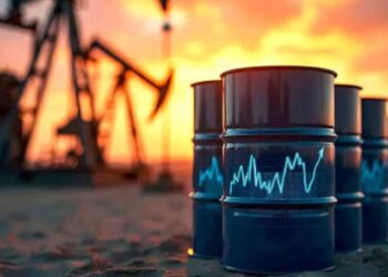 Oil tanker sailing through the Strait of Hormuz amid fluctuations in global crude oil prices