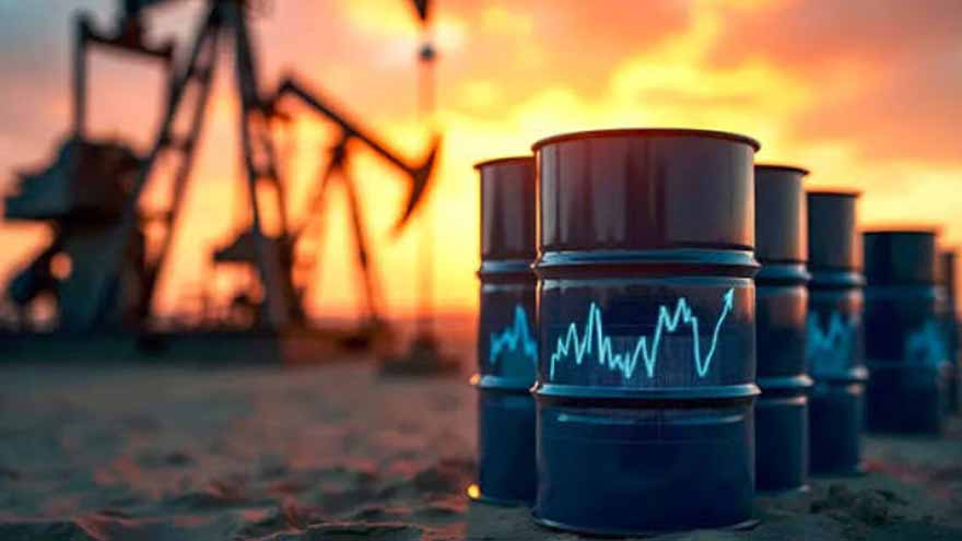 Oil tanker sailing through the Strait of Hormuz amid fluctuations in global crude oil prices