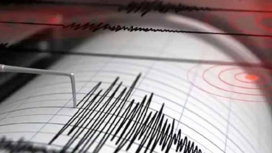 People standing outside after earthquake tremors in Sibi and Kohlu, Balochistan