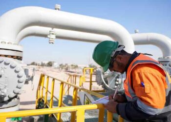 Oil facilities in Iraq following cabinet approval for strategic pipeline feasibility studies.