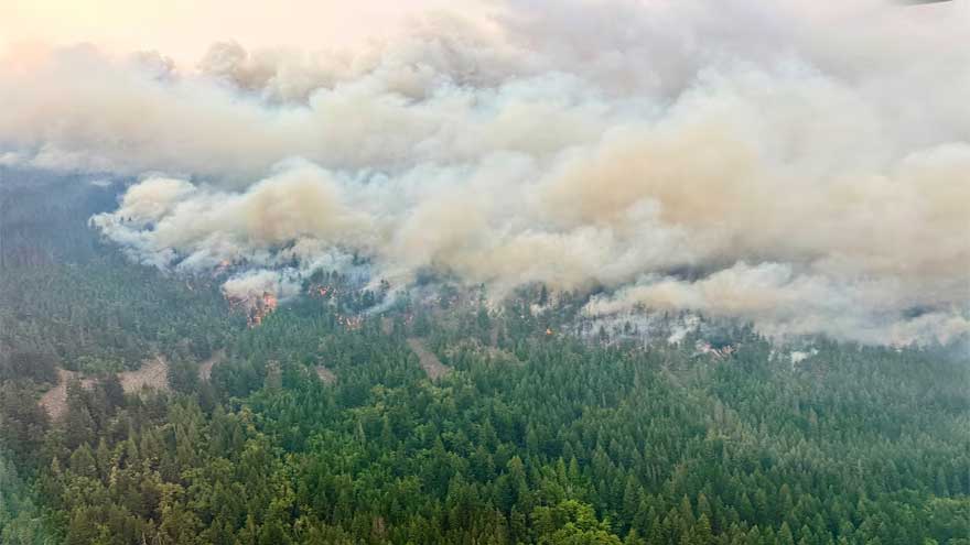 Smoke from Ontario wildfires blankets parts of Canada and the United States as firefighters battle active forest fires.