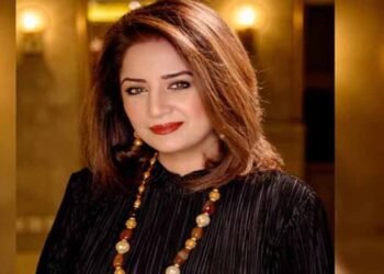 Pakistani actor Atiqa Odho paying tribute to late film director Iqbal Kashmiri during a TV programme.