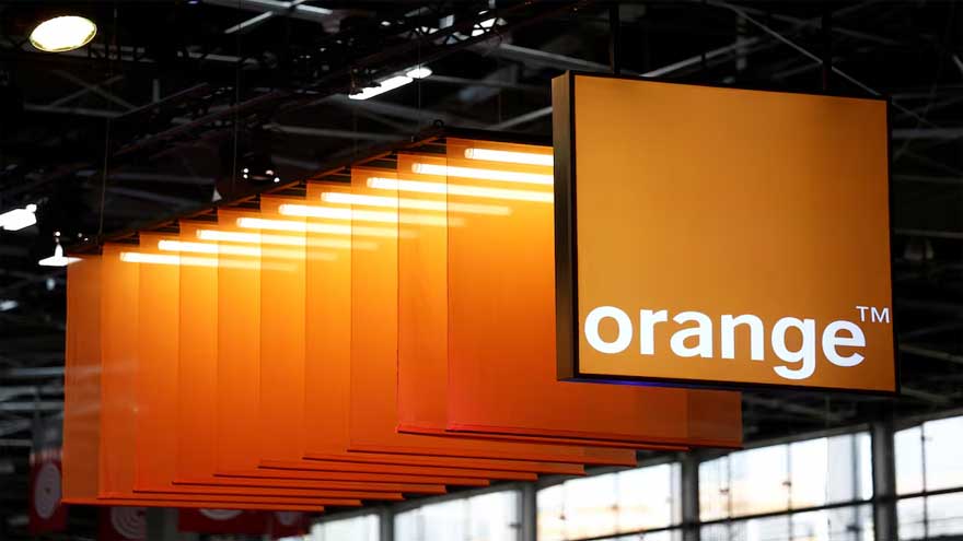 Orange logo displayed with modern data centre infrastructure representing the planned AI and cloud computing expansion in France.