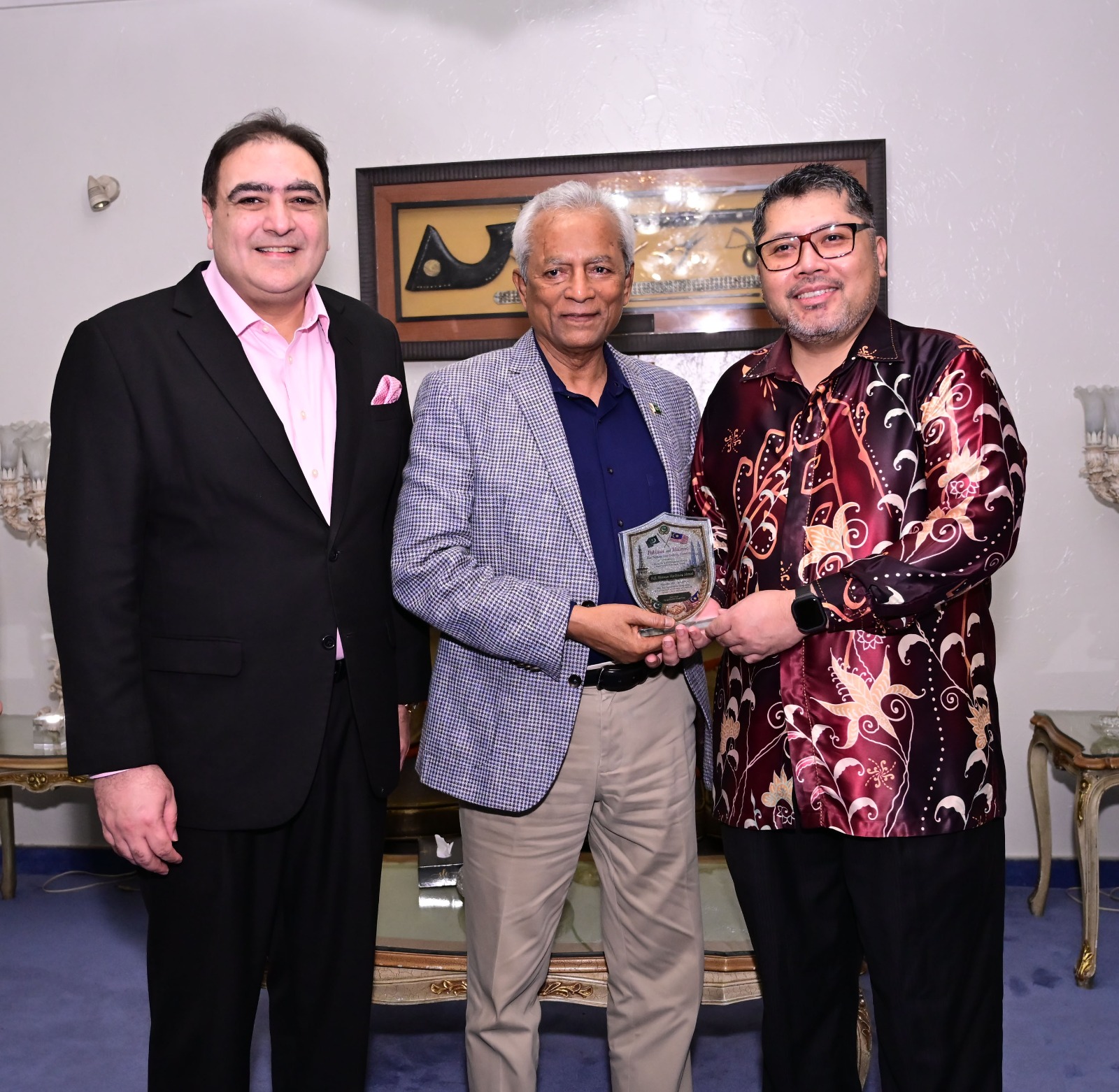 Governor Sindh Nihal Hashmi joins diplomats and guests at a farewell dinner honouring the outgoing Malaysian and Iraqi consuls general in Karachi.