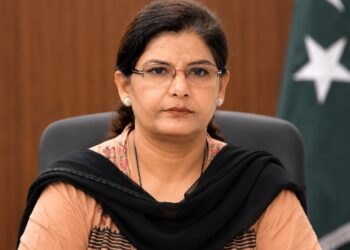 Members of the Karachi Editors Club congratulate Raisa Adil on her appointment as Principal Information Officer at the Ministry of Information and Broadcasting.