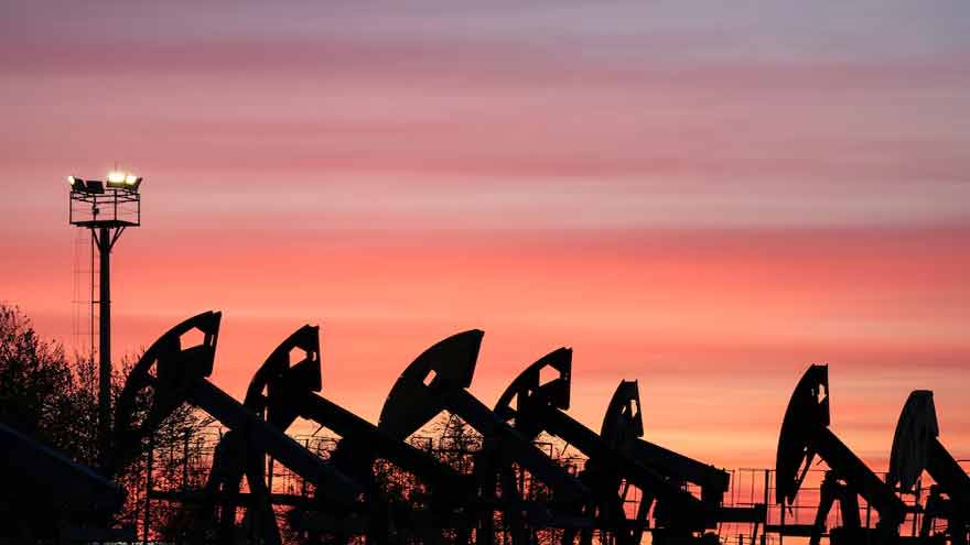 Oil price chart showing market reaction to Iran-Oman negotiations and Strait of Hormuz developments.