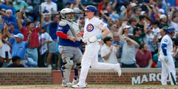 Alex Bregman hits a two-run homer during the Cubs’ 3-2 win over the Toronto Blue Jays.