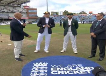 Pakistan and England players during the Headingley Test match
