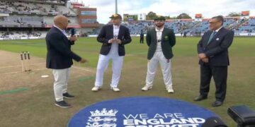 Pakistan and England players during the Headingley Test match