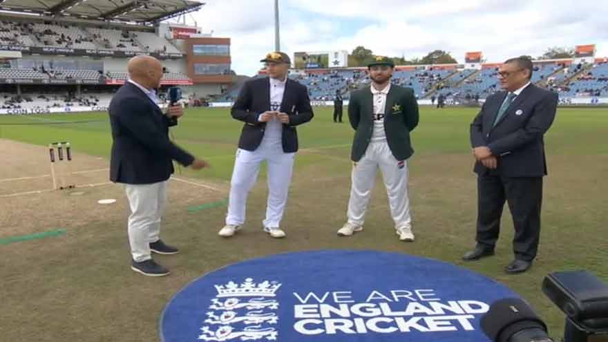 Pakistan and England players during the Headingley Test match