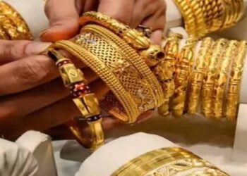 Gold bars and coins representing falling gold prices in Pakistan and international markets.