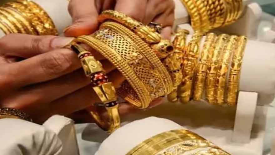Gold bars and coins representing falling gold prices in Pakistan and international markets.