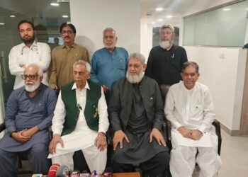 Pakistan Petroleum Dealers Association Chairman Malik Khuda Bakhsh addresses a press conference. Vice Chairman Malik Sher Khan, Tariq Hassan, Anwar Kamal and other representatives are also present.