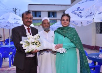 Sayeeda Leghari and Education Foundation Sindh officials at Independence Day school ceremony in Karachi
