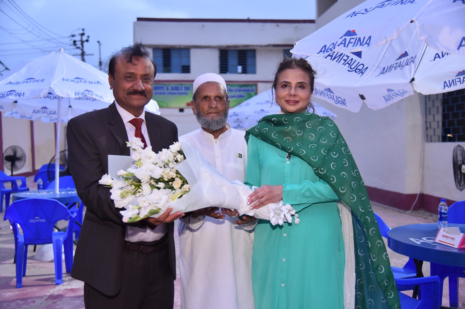 Sayeeda Leghari and Education Foundation Sindh officials at Independence Day school ceremony in Karachi