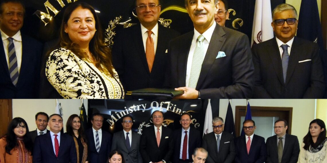 IFC and Bank Alfalah officials mark an agreement for Pakistan’s first Diversified Payment Rights financing programme.