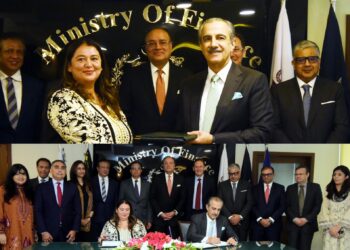 IFC and Bank Alfalah officials mark an agreement for Pakistan’s first Diversified Payment Rights financing programme.