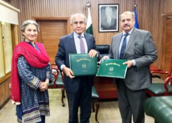 Vice chancellors of QAU and SMIU sign a memorandum to promote academic collaboration