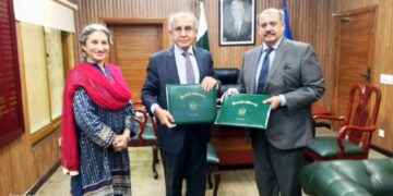 Vice chancellors of QAU and SMIU sign a memorandum to promote academic collaboration