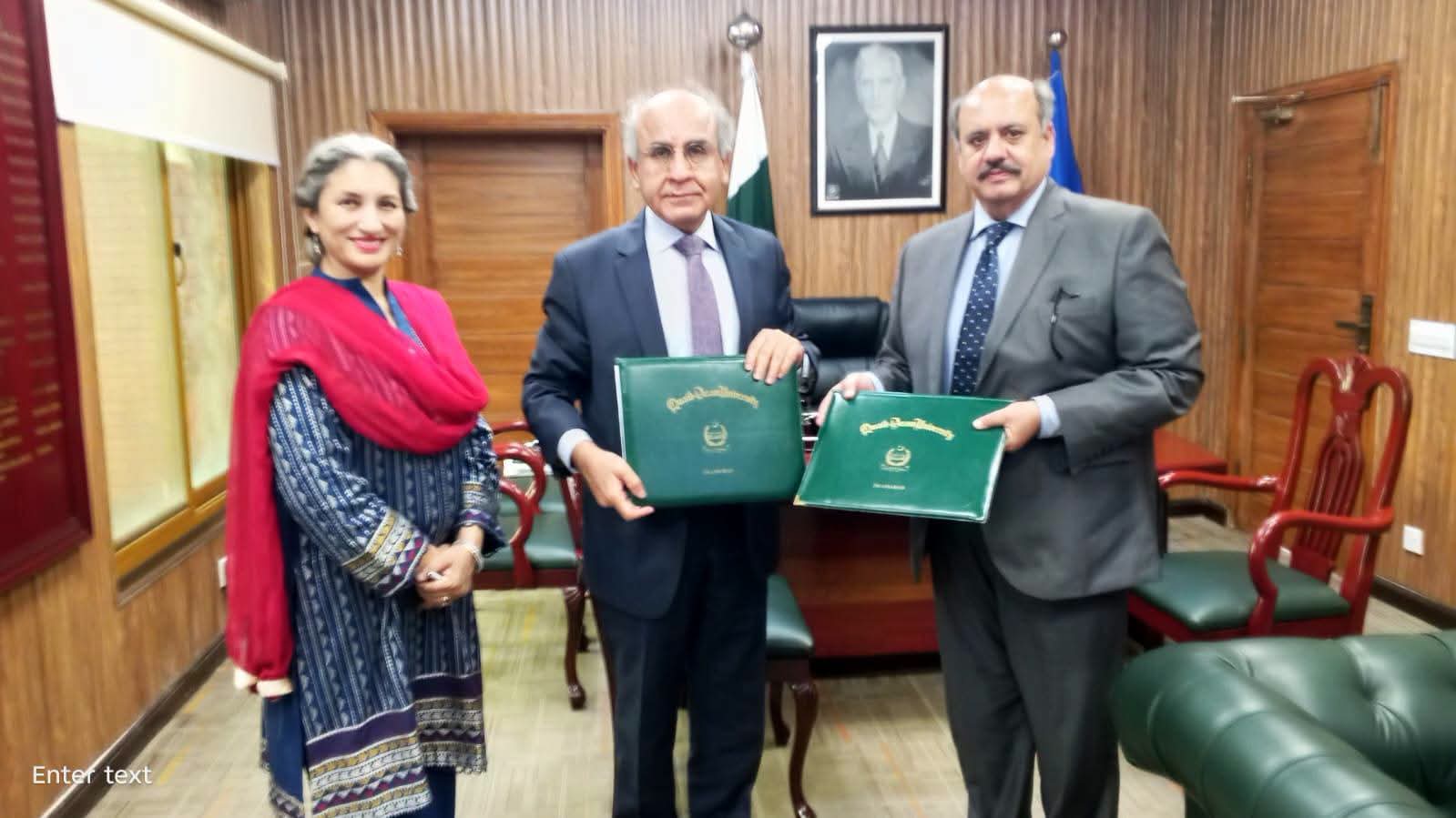 Vice chancellors of QAU and SMIU sign a memorandum to promote academic collaboration