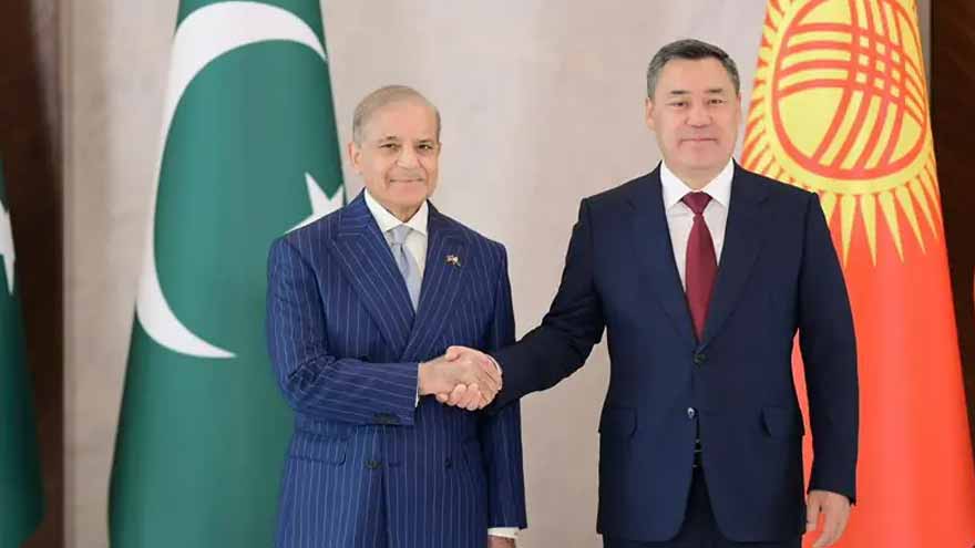 Prime Minister Shehbaz Sharif and Kyrgyz President Sadyr Zhaparov at a bilateral signing ceremony in Bishkek