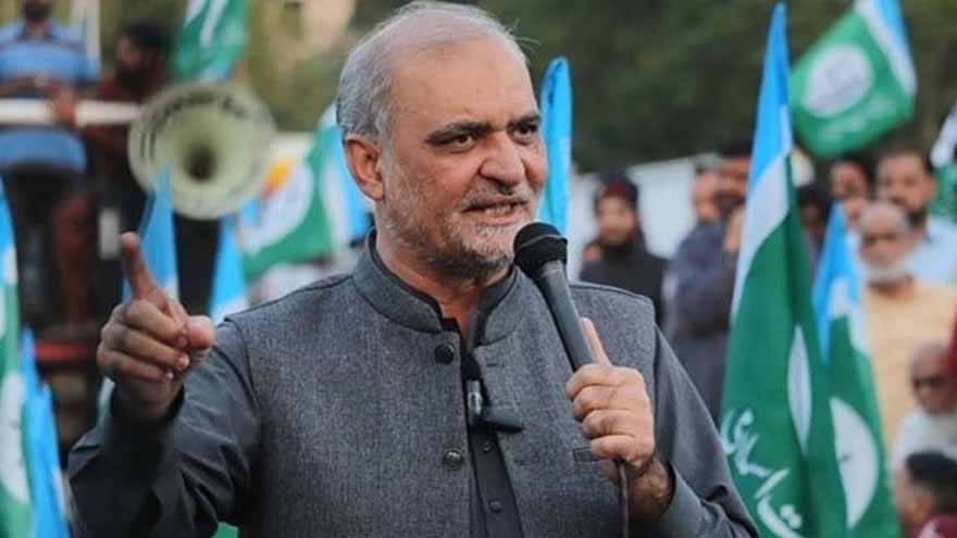 Jamaat-i-Islami Emir Hafiz Naeemur Rehman addressing supporters at a sit-in in Lahore