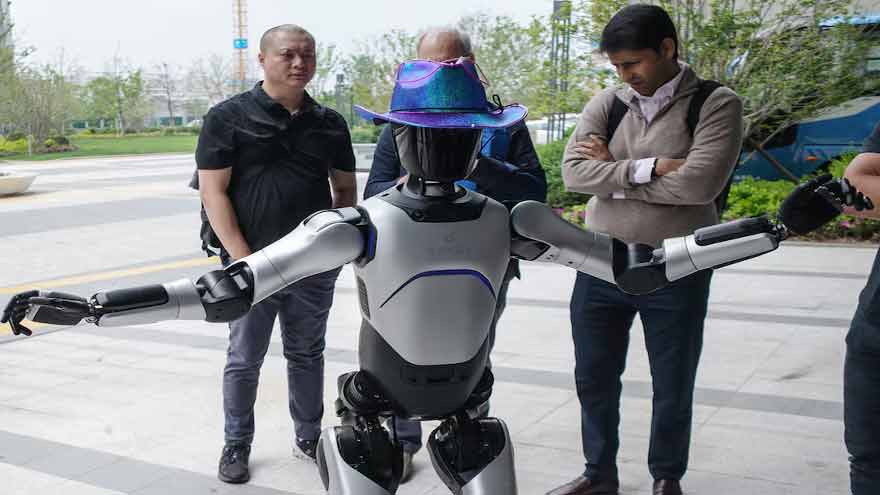 Foreign investors visiting a Chinese factory showcasing robotics and advanced manufacturing technology