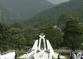 Pakistan Navy Chief Admiral Naveed Ashraf paying tribute to martyrs at Naval Headquarters
