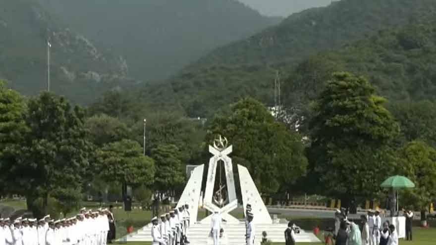 Pakistan Navy Chief Admiral Naveed Ashraf paying tribute to martyrs at Naval Headquarters