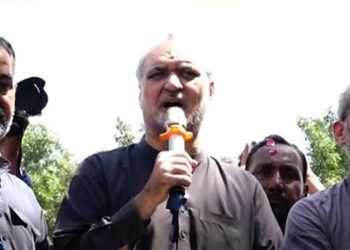 JI Emir Hafiz Naeem addressing supporters at Hyderabad Railway Station during the party’s train march.