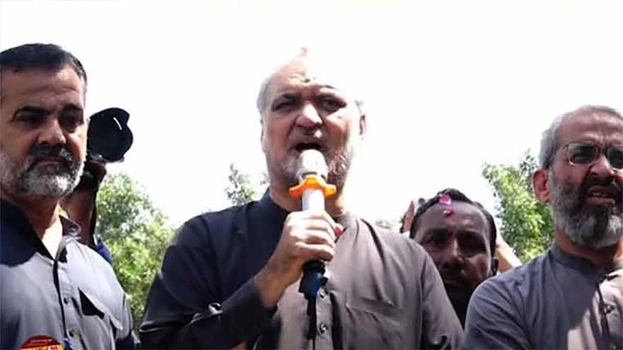 JI Emir Hafiz Naeem addressing supporters at Hyderabad Railway Station during the party’s train march.