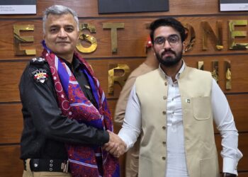 KMEDA President Muhammad Minhaj Gulfam meeting DIG East Farukh Ali Lanjhar to discuss traders’ issues in Karachi.