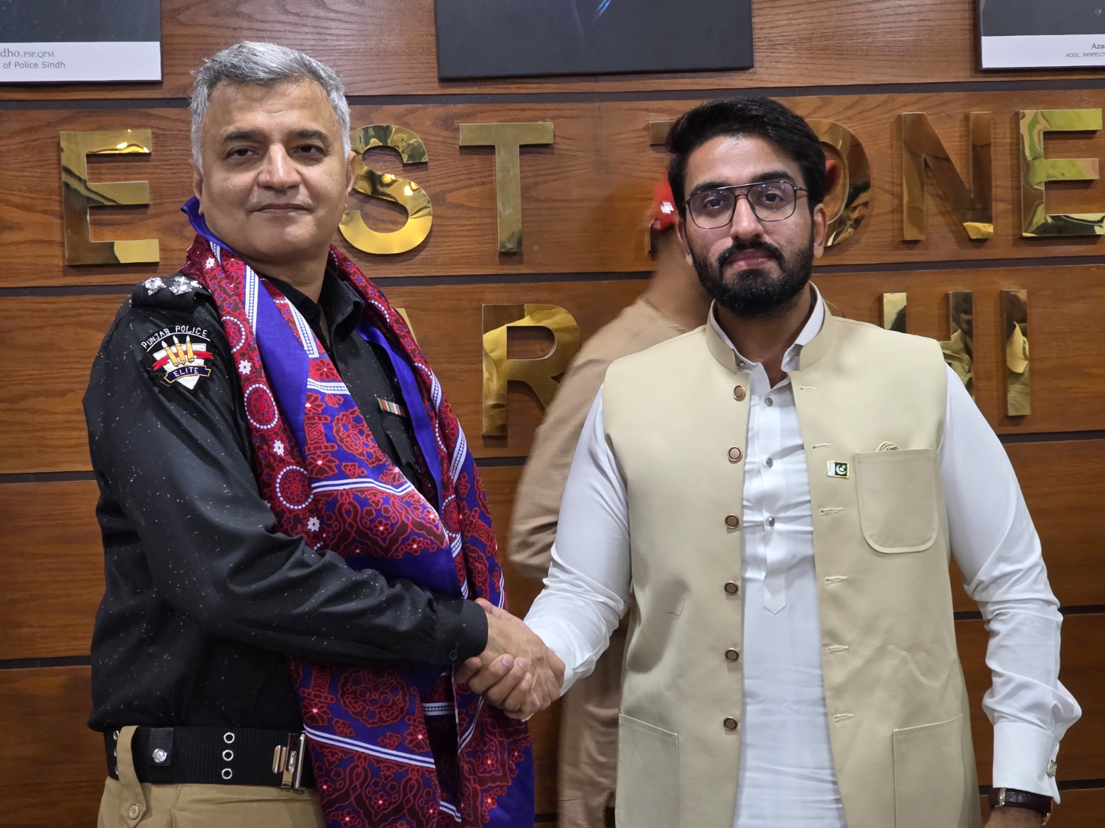 KMEDA President Muhammad Minhaj Gulfam meeting DIG East Farukh Ali Lanjhar to discuss traders’ issues in Karachi.