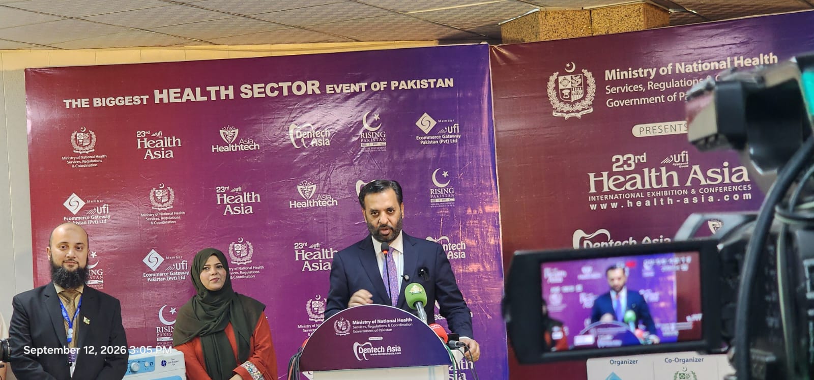 Federal Minister Syed Mustafa Kamal views locally manufactured medical devices at the SSF conference in Karachi.