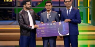 Muhammad Mahad Arif presenting limestone-based plastic alternative on HUM News Perfect Pitch