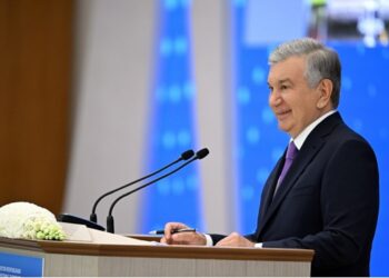 Uzbekistan President Shavkat Mirziyoyev meets entrepreneurs during the Khiva business dialogue.