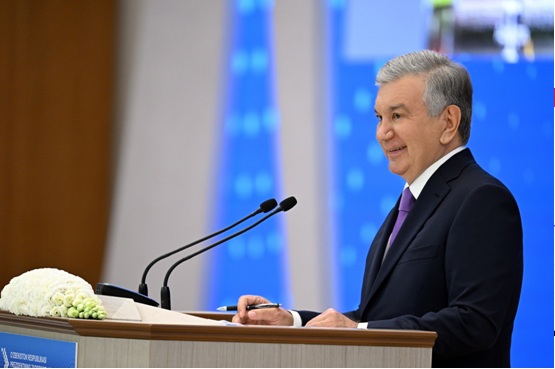Uzbekistan President Shavkat Mirziyoyev meets entrepreneurs during the Khiva business dialogue.