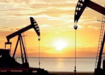Oil tanker carrying crude through the Middle East amid market tensions