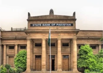 Gold bullion and Pakistani rupee notes amid market price changes
