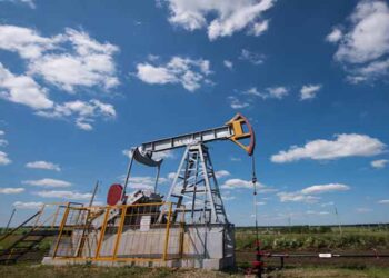 Oil storage tanks and crude oil infrastructure amid changing global prices and Russian supply concerns.