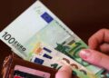 US dollar banknotes representing global currency markets amid euro weakness and financial uncertainty.