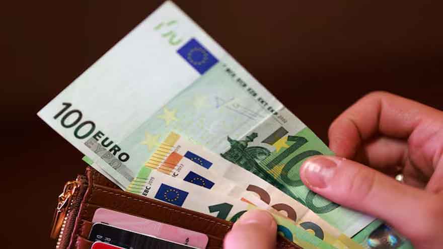 US dollar banknotes representing global currency markets amid euro weakness and financial uncertainty.